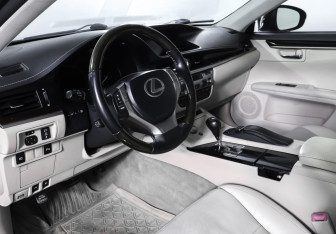 Подержанный автомобиль Lexus ES 2012 года (15 фото)