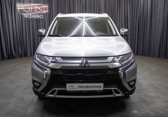Подержанный автомобиль Mitsubishi Outlander 2019 года (2 фото)