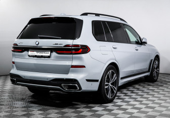 Подержанный автомобиль BMW X7 2022 года (5 фото)