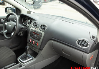Подержанный автомобиль Ford Focus Sedan 2010 года (7 фото)