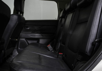 Подержанный автомобиль Mitsubishi Outlander 2013 года (14 фото)