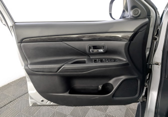 Подержанный автомобиль Mitsubishi Outlander 2017 года (19 фото)