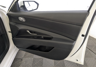 Подержанный автомобиль Hyundai Elantra Sedan 2023 года (25 фото)