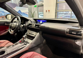 Подержанный автомобиль Lexus IS Sedan 2020 года (11 фото)