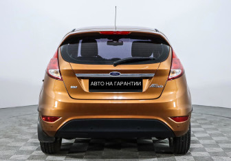 Подержанный автомобиль Ford Fiesta Hatchback 2015 года (4 фото)