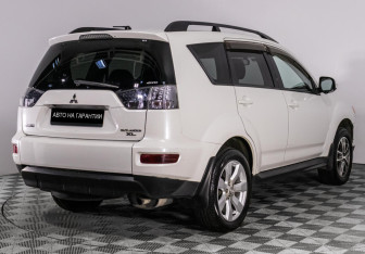 Подержанный автомобиль Mitsubishi Outlander 2012 года (3 фото)