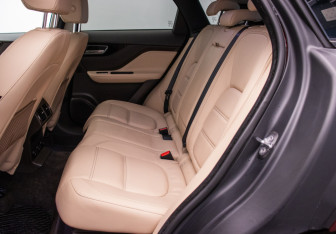 Подержанный автомобиль Jaguar F-Pace 2017 года (11 фото)
