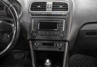 Подержанный автомобиль Volkswagen Polo Sedan 2013 года (15 фото)