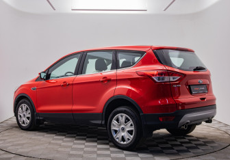 Подержанный автомобиль Ford Kuga 2015 года (3 фото)