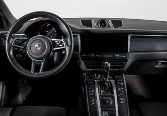 Подержанный автомобиль Porsche Macan 2019 года (12 фото)
