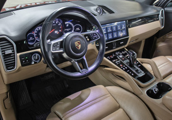 Подержанный автомобиль Porsche Cayenne 2019 года (16 фото)