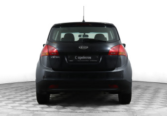 Подержанный автомобиль Kia Venga 2011 года (6 фото)