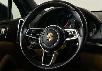 Подержанный автомобиль Porsche Cayenne 2015 года (14 фото)