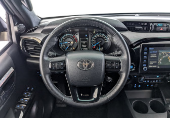 Подержанный автомобиль Toyota Hilux 2021 года (21 фото)