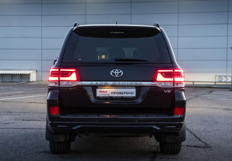 Подержанный автомобиль Toyota Land Cruiser Suv 2016 года (6 фото)