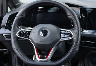 Подержанный автомобиль Volkswagen Golf GTI Hatchback 2022 года (17 фото)