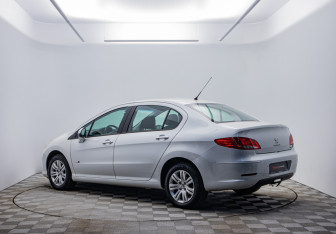 Подержанный автомобиль Peugeot 408 2014 года (7 фото)