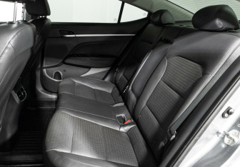 Подержанный автомобиль Hyundai Elantra Sedan 2019 года (21 фото)