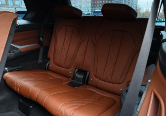 Подержанный автомобиль BMW X7 2021 года (10 фото)