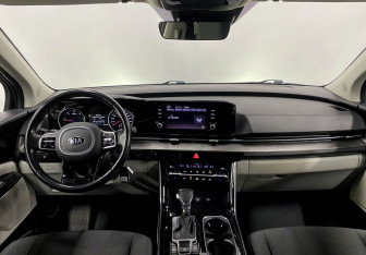 Подержанный автомобиль Kia Carnival 2021 года (12 фото)
