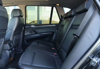 Подержанный автомобиль BMW X5 2007 года (19 фото)