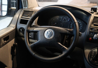 Подержанный автомобиль Volkswagen Transporter Van 2005 года (14 фото)