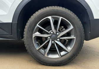 Подержанный автомобиль Geely Coolray 2022 года (14 фото)