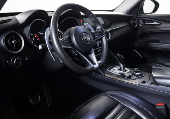 Подержанный автомобиль Alfa Romeo Stelvio 2017 года (15 фото)
