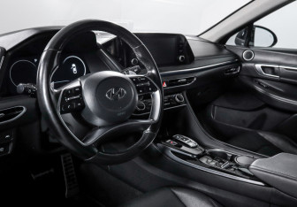 Подержанный автомобиль Hyundai Sonata 2022 года (14 фото)