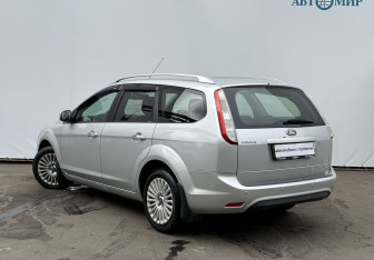 Подержанный автомобиль Ford Focus Wagon 2010 года (7 фото)