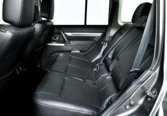 Подержанный автомобиль Mitsubishi Pajero 2014 года (11 фото)