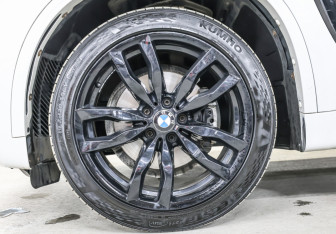 Подержанный автомобиль BMW X5 2017 года (29 фото)