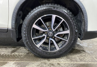 Подержанный автомобиль Nissan X-Trail 2016 года (20 фото)