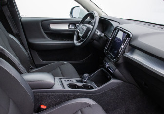 Подержанный автомобиль Volvo XC40 2018 года (10 фото)