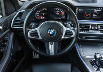 Подержанный автомобиль BMW X5 2022 года (10 фото)
