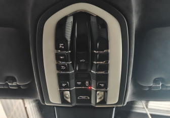 Подержанный автомобиль Porsche Cayenne 2010 года (17 фото)