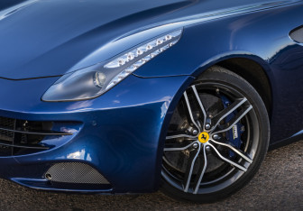 Подержанный автомобиль Ferrari FF 2015 года (2 фото)