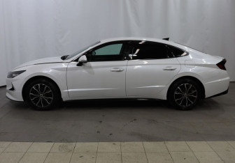 Подержанный автомобиль Hyundai Sonata 2020 года (8 фото)