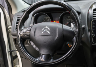 Подержанный автомобиль Citroen C4 Aircross 2014 года (17 фото)