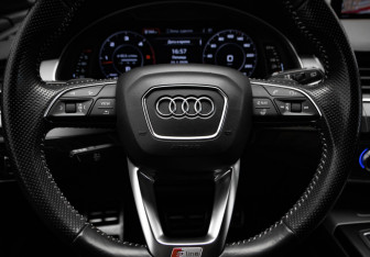 Подержанный автомобиль Audi Q7 2016 года (10 фото)