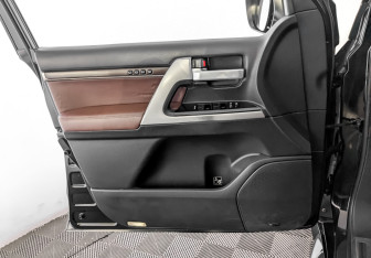 Подержанный автомобиль Toyota Land Cruiser Suv 2017 года (19 фото)