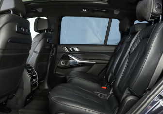 Подержанный автомобиль BMW X7 2020 года (10 фото)