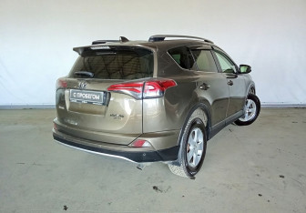 Подержанный автомобиль Toyota RAV4 2015 года (6 фото)