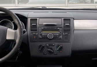 Подержанный автомобиль Nissan Tiida Hatchback 2010 года (11 фото)