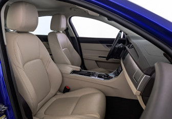 Подержанный автомобиль Jaguar XF Sedan 2019 года (24 фото)