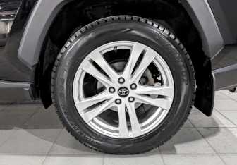 Подержанный автомобиль Toyota RAV4 2019 года (18 фото)