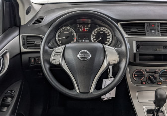 Подержанный автомобиль Nissan Tiida Hatchback 2015 года (22 фото)