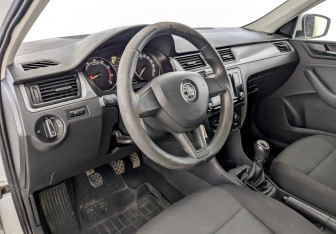 Подержанный автомобиль Skoda Rapid Liftback 2019 года (16 фото)