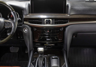 Подержанный автомобиль Lexus LX 2018 года (14 фото)