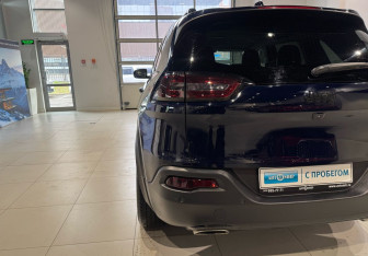 Подержанный автомобиль Jeep Cherokee 2014 года (8 фото)